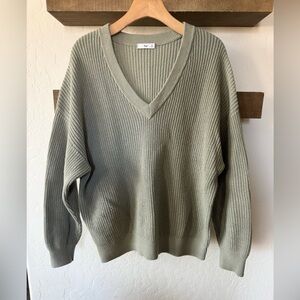 Tna Aritzia|Olive green thick knit ribbed V-Neck oversized pullover sweater•••XS